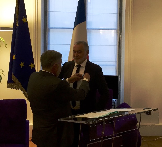 Le 7 septembre 2016, M. Alain Vidalies a remis la médaille d’officier du Mérite Maritime à Gérard Romiti, au cours d’une cérémonie au ministère de l’environnement de l’énergie et de la mer. Le ministre a souligné l’implication du Président pour ancrer toutes les composantes économiques de la pêche et de l’aquaculture françaises dans un avenir responsable et durable. Le 7 septembre 2016, M. Alain Vidalies a remis la médaille d’officier du Mérite Maritime à Gérard Romiti, au cours d’une cérémonie au ministère de l’environnement de l’énergie et de la mer. Le ministre a souligné l’implication du Président pour ancrer toutes les composantes économiques de la pêche et de l’aquaculture françaises dans un avenir responsable et durable.