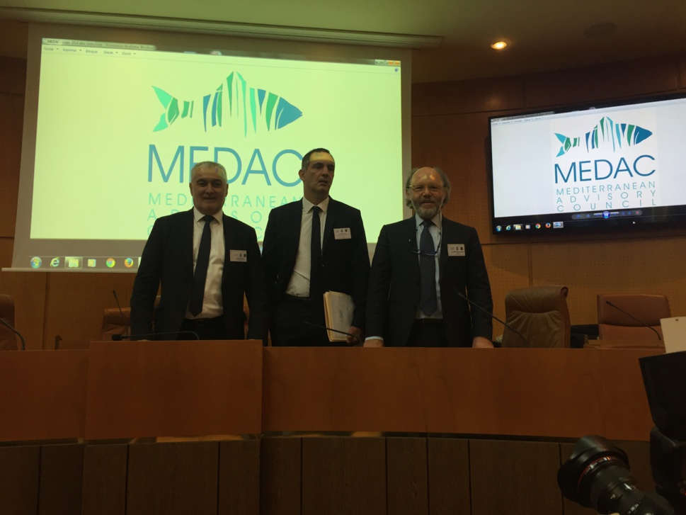 Gilles SIMEONI, Président du Conseil Exécutif de Corse entouré de Gérard ROMITI, Président du CRPMEMC et du CNPMEM, et de Giampaolo BUONFIGLIO, Président du MEDAC Gilles SIMEONI, Président du Conseil Exécutif de Corse entouré de Gérard ROMITI, Président du CRPMEMC et du CNPMEM, et de Giampaolo BUONFIGLIO, Président du MEDAC