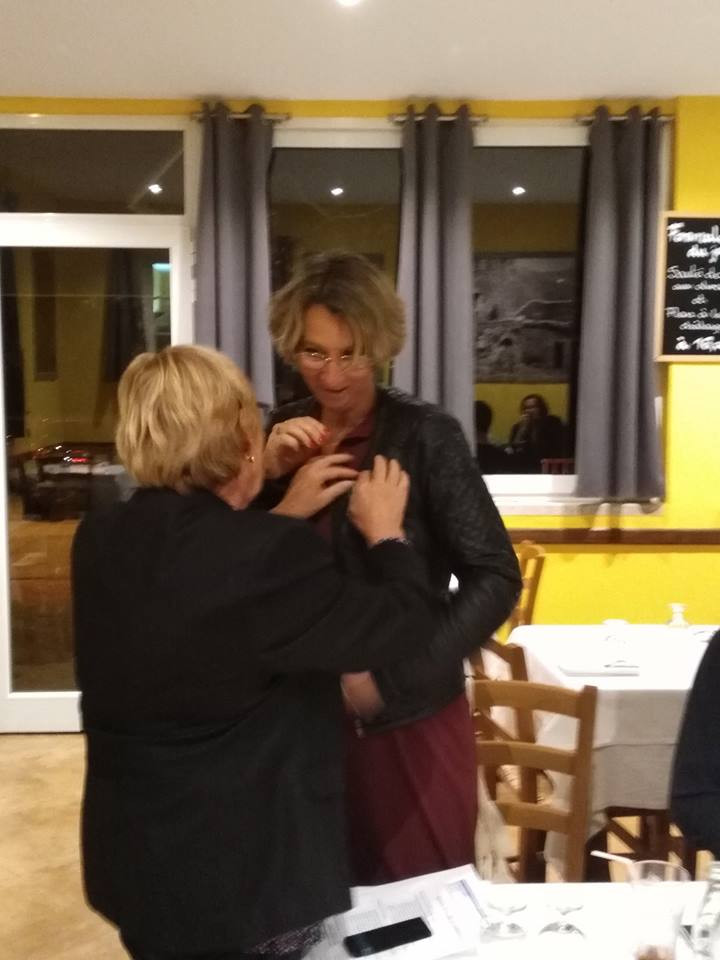 Coralie DUCHAUD reçoit de Liliane Capobianco de l'association des femmes de pêcheur la médaille de l'ordre du mérite maritime