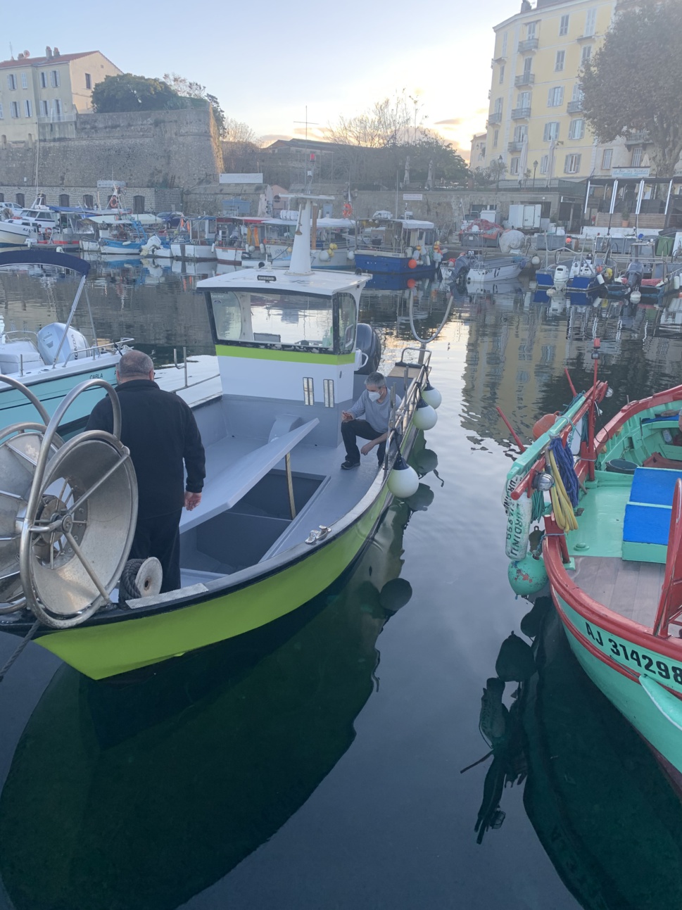 le navire ANDY de Tony Ziller construit en 1984 n'échappe pas à l'obligation le navire ANDY de Tony Ziller construit en 1984 n'échappe pas à l'obligation