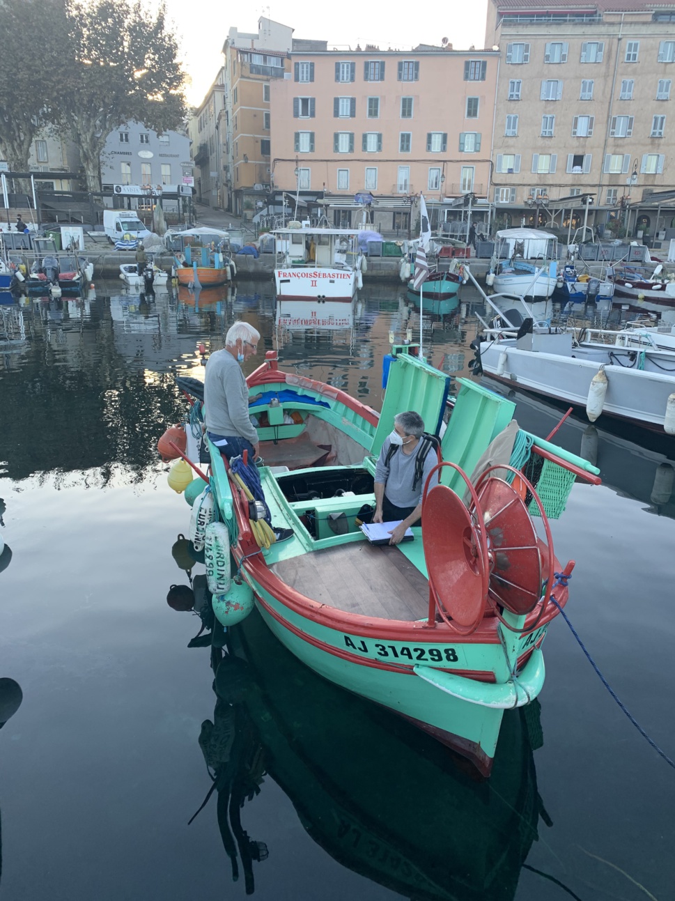 Jean Claude POGGI sur son bateau U CURDINU construit en 1966 avec le technicien chargé de la DTA