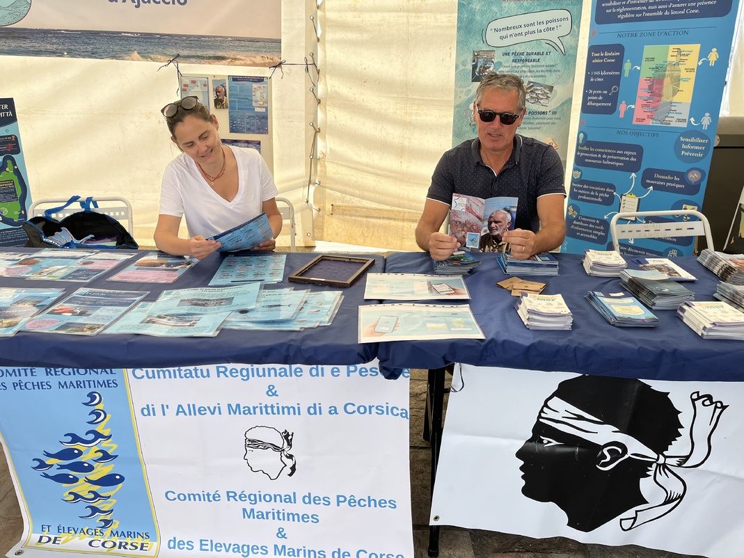 Vanessa et Dume accueille le public au stand du CRPMEMC pour faire découvrir notre pêche ancestrale, traditionnelle. Vanessa et Dume accueille le public au stand du CRPMEMC pour faire découvrir notre pêche ancestrale, traditionnelle.