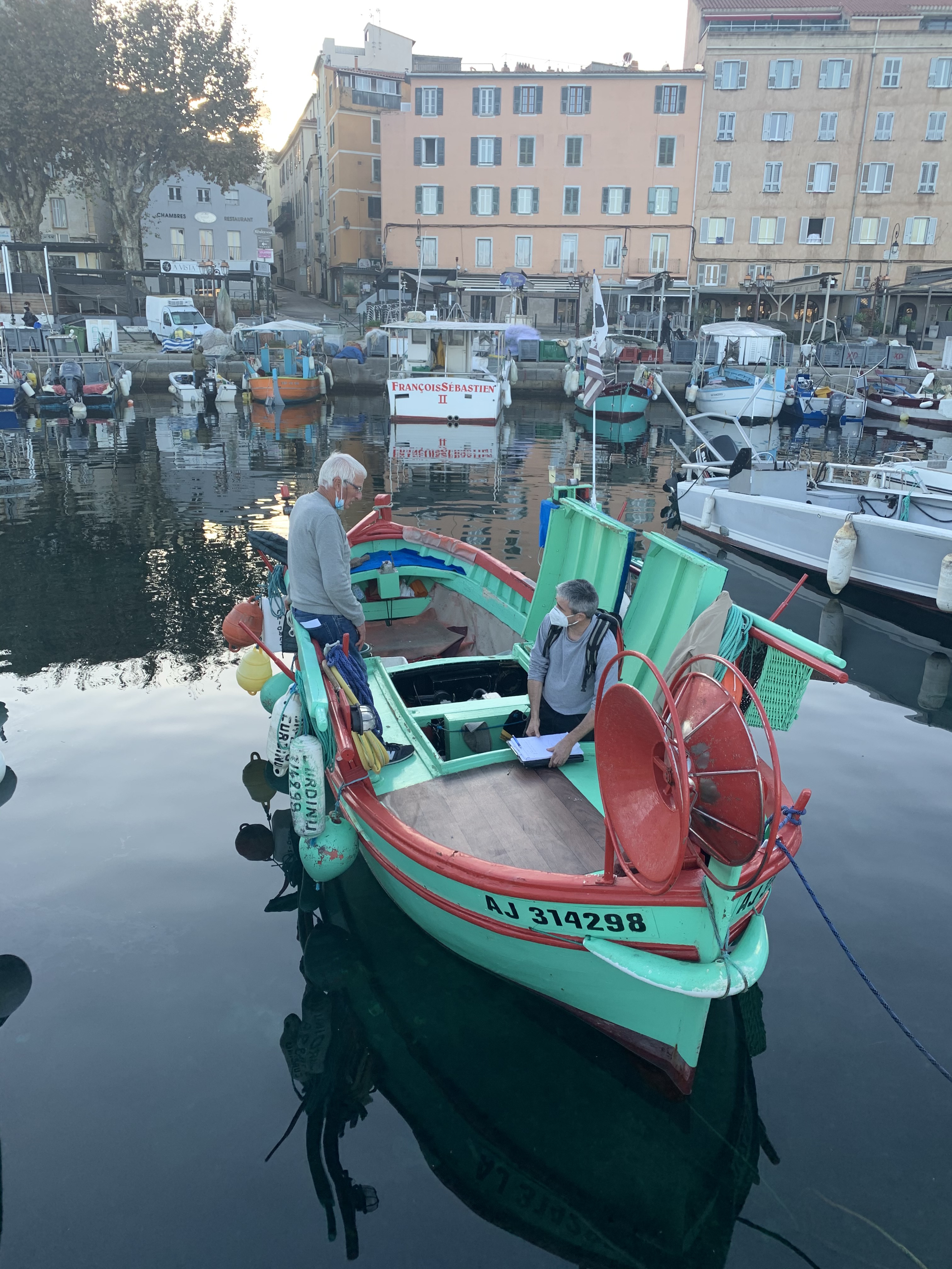 Jean Claude POGGI sur son bateau U CURDINU construit en 1966 avec le technicien chargé de la DTA