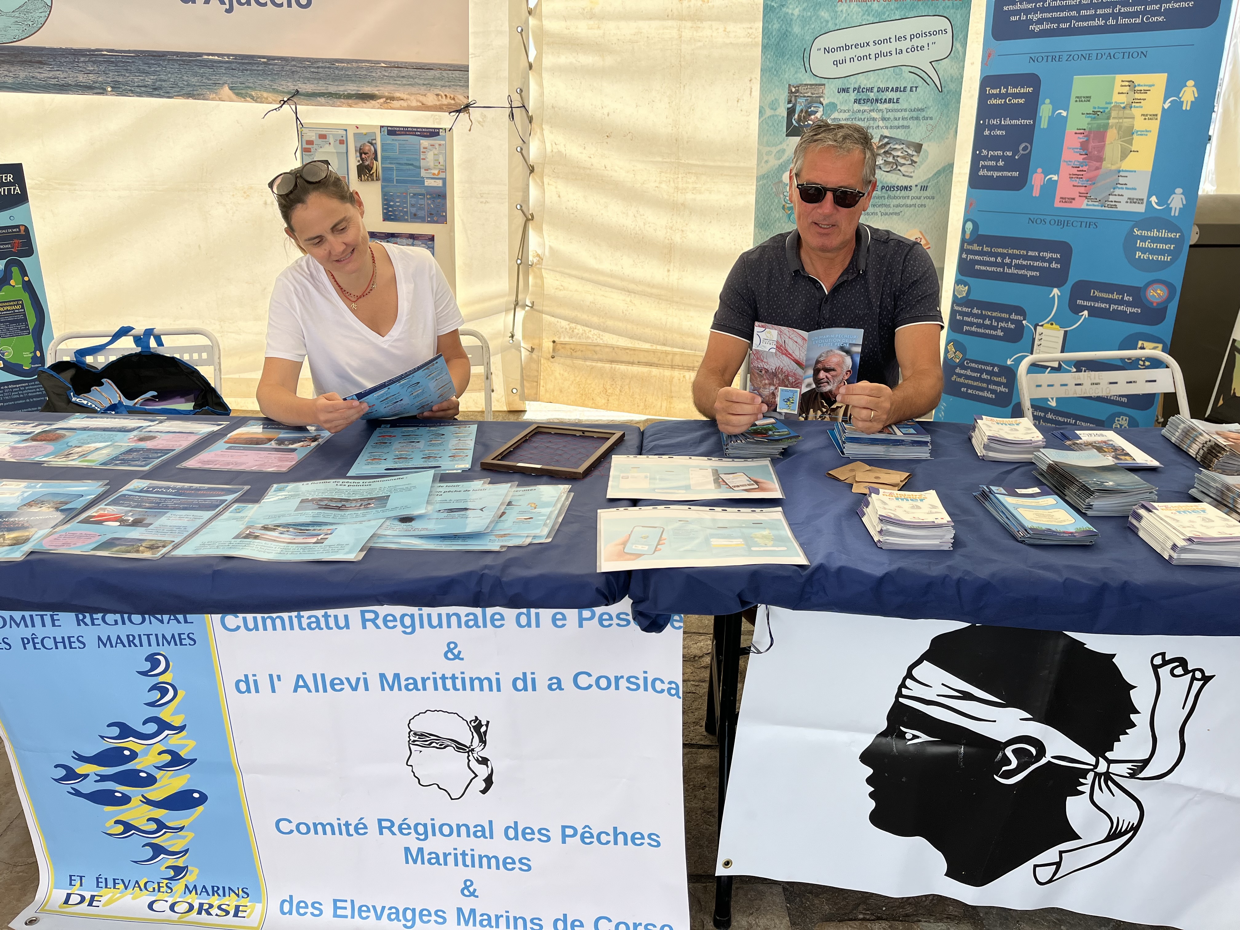 Vanessa et Dume accueille le public au stand du CRPMEMC pour faire découvrir notre pêche ancestrale, traditionnelle.