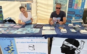 Vanessa et Dume accueille le public au stand du CRPMEMC pour faire découvrir notre pêche ancestrale, traditionnelle.  